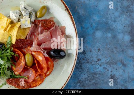 Antipasto. Piatto di carne, formaggio, patatine, salsiccia al prosciutto vista dall'alto Foto Stock