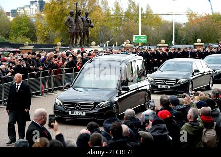 Foto datata 13-11-2023 della processione funebre per Sir Bobby Charlton passa per Old Trafford, Manchester. Migliaia di fan si sono presentati all'Old Trafford per salutare il grande Sir Bobby Charlton del Manchester United il giorno del suo funerale. Data di emissione: Giovedì 14 dicembre 2023. Foto Stock