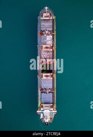 Un'enorme nave da carico che trasporta trucioli di legno nel mare, vista aerea. Foto Stock
