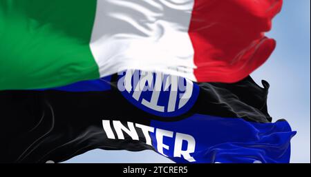 Milano, IT, 10 settembre 2023: Bandiere della squadra di calcio Inter e dell'Italia che sventolano al vento in una giornata limpida. Rendering illustrativo 3d editoriale. Influenza Foto Stock