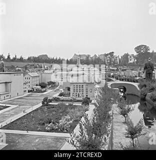 Madurodam, l'Aia, Paesi Bassi fotografato nel 1955. Madurodam è un parco a tema in miniatura, un villaggio modello e un'attrazione turistica nel distretto di Scheveningen dell'Aia. È sede di una gamma di repliche di modelli in scala 1:25 di famosi monumenti e stili di vita olandesi, città storiche, industria e sviluppi. Il parco è stato aperto nel 1952 e decine di milioni di visitatori hanno visitato l'attrazione con i profitti del parco diretti a varie organizzazioni benefiche nei Paesi Bassi. Foto Stock