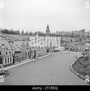 Madurodam, l'Aia, Paesi Bassi fotografato nel 1955. Madurodam è un parco a tema in miniatura, un villaggio modello e un'attrazione turistica nel distretto di Scheveningen dell'Aia. È sede di una gamma di repliche di modelli in scala 1:25 di famosi monumenti e stili di vita olandesi, città storiche, industria e sviluppi. Il parco è stato aperto nel 1952 e decine di milioni di visitatori hanno visitato l'attrazione con i profitti del parco diretti a varie organizzazioni benefiche nei Paesi Bassi. Foto Stock