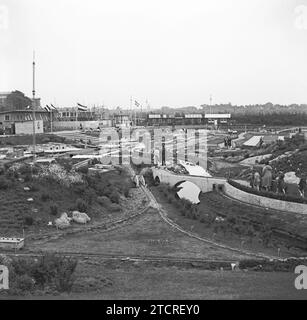 Madurodam, l'Aia, Paesi Bassi fotografato nel 1955 – questa vista mostra la parte industriale del parco. I lavori di costruzione erano ancora in corso presso le strutture per i visitatori (sul retro). Madurodam è un parco a tema in miniatura, un villaggio modello e un'attrazione turistica nel distretto di Scheveningen dell'Aia. È sede di una gamma di repliche di modelli in scala 1:25 di famosi monumenti e stili di vita olandesi, città storiche, industria e sviluppi. Il parco è stato aperto nel 1952 e decine di milioni di visitatori hanno visitato l'attrazione con i profitti del parco destinati a varie organizzazioni di beneficenza. Foto Stock