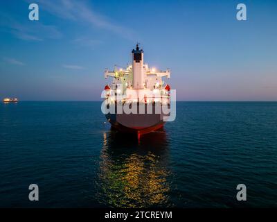 Un'enorme nave da carico che trasporta trucioli di legno nel mare, vista aerea. Foto Stock