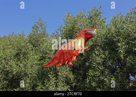 Palloncino in lamina di elio a forma di dinosauro per decorazioni da festa Foto Stock