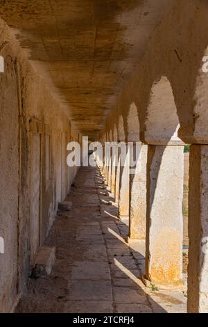 Dettaglio architettonico del santuario di Capo Espichel. La chiesa barocca è stata costruita tra il 1701 e il 1707 in memoria della Santa Maria nel 1410 Foto Stock