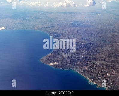 Vista aerea del porticciolo di Ayia Napa e della costa cipriota di Cipro. Foto Stock