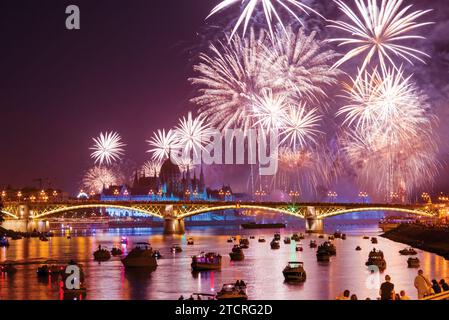 Saint Stephen's day fireworks in Budapest over the river Foto Stock