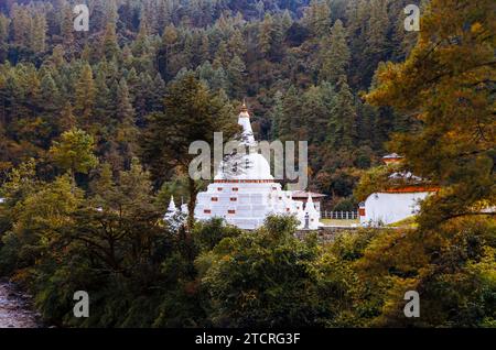 Uno stupa buddista in stile nepalese (chorten) costruito negli anni '1700 dall'autostrada Bumthang-Ura, Chendebi, Trongsa, Bhutan Foto Stock