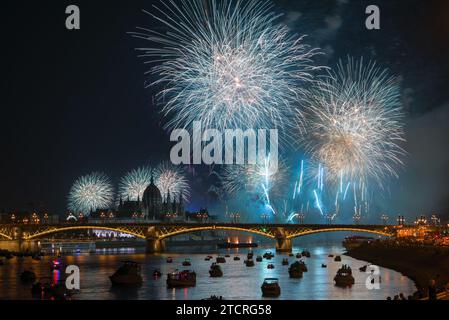 Fuochi d'artificio sopra la città Foto Stock
