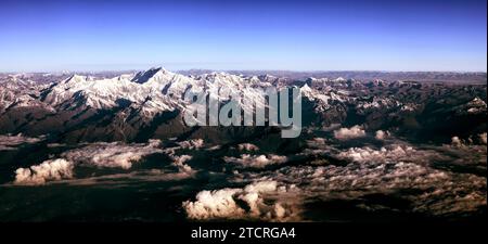 Monte Everest, la montagna più alta del mondo al confine tra Nepal e Cina nella sottogamma dell'Himalaya Mahalangur, vista da sud Foto Stock