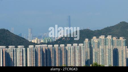 Una vista lontana di Kowloon e della torre ICC con Tseung Kwan o in primo piano a Hong Kong. Foto Stock