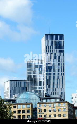 Lo skyline del centro di Malmö combina architettura moderna con vecchi edifici storici. Malmö, Svezia. Foto Stock