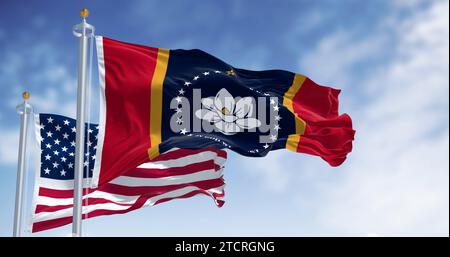 Bandiera dello stato del Mississippi che sventola con la bandiera americana in una giornata limpida. Stato Magnolia. rendering dell'illustrazione 3d. Tessuto ondulato. Foto Stock