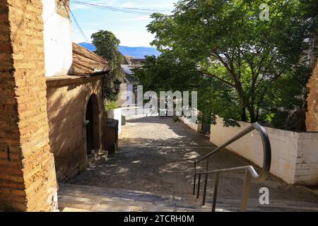 Stretta strada acciottolata e facciate della città di Ronda, Malaga, Spagna Foto Stock