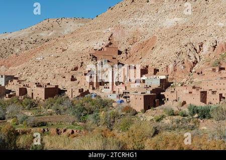 Villaggio tradizionale con edifici in terra nelle montagne dell'Atlante in Marocco, 13 dicembre 2023. Tende blu utilizzate per l'alloggio dopo il terremoto Foto Stock