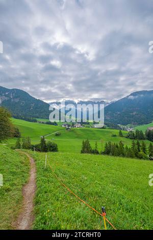Santa Maddalena, Val di Funes, paese alpino, chiesa iconica, prati, i sentieri nella foresta e il fascino tirolese mostrano paesaggi mozzafiato in questo pittoresco Foto Stock