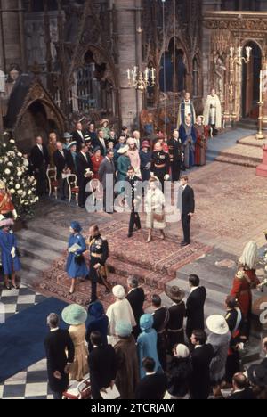 La regina e la famiglia arrivano al matrimonio della principessa Anna e del capitano Mark Phillips 1973 foto dell'archivio Henshaw Foto Stock