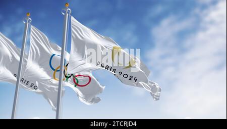 Parigi, FR, 12 ottobre 2023: Parigi 2024 e le bandiere dei Giochi olimpici sventolano nel vento. Evento sportivo internazionale. Illustrazioni 3d editoriali illustrative Foto Stock