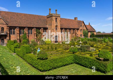 L'Old Palace, risalente al 1485, e il West Garden nei terreni di Hatfield House, Hertfordshire, Regno Unito Foto Stock