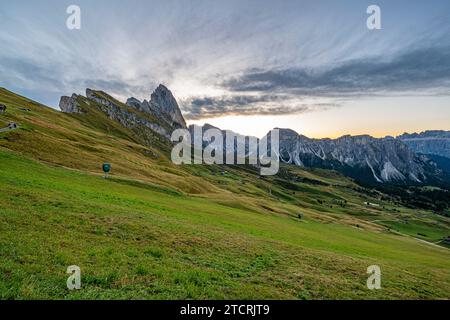Abbraccio dorato della mattina su Seceda, Dolomiti, Italia, un'alba mozzafiato dipinge le cime e le valli con sfumature di calore e tranquillità. Foto Stock
