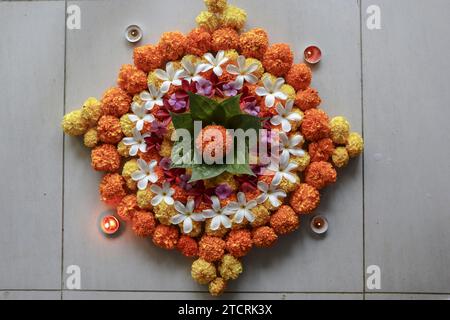 Bellissimo pavimento in fiori rangoli. Sfondo decorativo floreale Foto Stock
