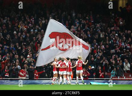 Foto del file datata 10-12-2023 di Beth Mead dell'Arsenal celebra il primo gol della loro squadra con i compagni di squadra durante la partita di Super League femminile Barclays all'Emirates Stadium di Londra. L'Arsenal si è spostato a livello di punti con i leader del campionato Chelsea dopo una rotta del 4-1 davanti a una folla di 59.042 spettatori da record femminile della Super League all'Emirates Stadium. Data di emissione: Giovedì 14 dicembre 2023. Foto Stock