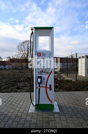 Lancio del Logport Prague West sostenibile con stazioni di ricarica pubbliche CEZ ultraveloce per veicoli elettrici con tecnologia split da parte di ABB, a Jino Foto Stock