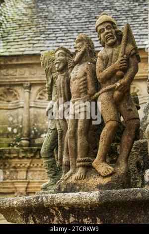 Vecchia scultura in pietra del recinto parrocchiale di Saint-Thégonnec in Bretagna, Francia Foto Stock