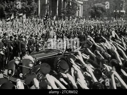 Nel giorno del lavoro Nazionale nel 1934, dopo aver tenuto un discorso significativo ai giovani in una manifestazione a Berlino nel Lustgarten il 1° maggio, Adolf Hitler viene visto abbandonare l'evento. Questa occasione faceva parte delle celebrazioni e delle osservanze che segnavano la giornata del lavoro Nazionale, un giorno che il regime nazista usava per promuovere i suoi ideali sul lavoro e la comunità nazionale. L'indirizzo di Hitler ai giovani, un pubblico di riferimento chiave per la propaganda nazista, fu significativo nell'instillare i valori e le ideologie del regime. Foto Stock