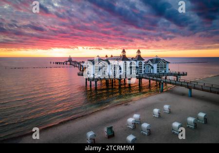 Una splendida vista del Pier Sellin nella località balneare baltica di Sellin, Rugen, Germania. Foto di alta qualità Foto Stock