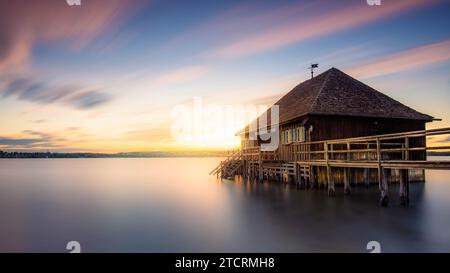 Un bellissimo tramonto in una baita sull'Ammersee in Baviera. Foto di alta qualità Foto Stock