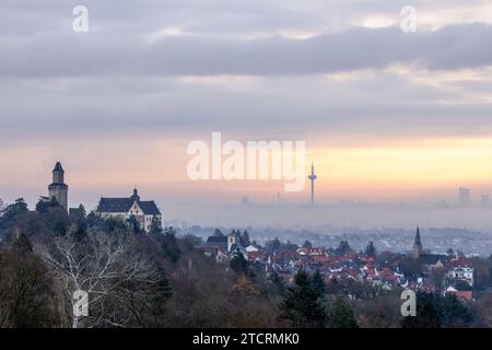 Frankfurt am Morgen Die Frankfurter Skyline ist am Morgen vom sog. Malerwinkel aus gesehen hinter der Burg Kronberg zu sehen., Kronberg Hessen Deutschland **** Francoforte al mattino lo skyline di Francoforte può essere visto al mattino dal cosiddetto Malerwinkel dietro il castello di Kronberg , Kronberg Hessen Germania Foto Stock