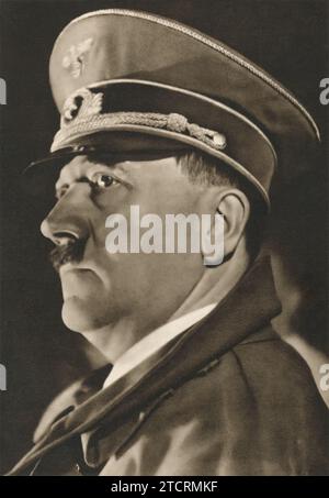 Ritratto di Adolf Hitler (nato il 20 aprile 1889 - morto il 30 aprile 1945), il leader della Germania durante la seconda guerra mondiale In qualità di comandante supremo delle forze armate, Hitler supervisionò le strategie e le operazioni militari. La sua leadership durante la guerra, segnata dal suo aggressivo espansionismo e dalle atrocità dell'Olocausto, ha lasciato un segno indelebile e tragico nella storia del mondo. Le sue politiche e campagne militari tra il 1935 e il 1945 influenzarono profondamente il corso della seconda guerra mondiale." Foto Stock