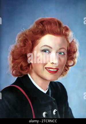 Ritratto di Greer Garson, una figura luminosa nell'età dell'oro di Hollywood. Nata il 29 settembre 1904 e morta il 6 aprile 1996, Garson è stata celebrata per la sua eleganza, il suo talento e la sua eccezionale capacità di recitazione. È salita alla ribalta con il suo ruolo in "Goodbye, Mr. Chips" e in seguito ha vinto un Oscar per la sua interpretazione del personaggio titolare in "Mrs. Miniver". Foto Stock