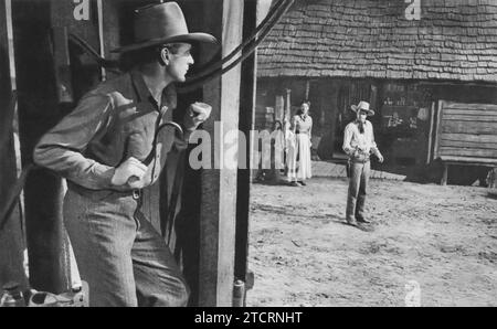 Gary Cooper, Loretta Young e Dan Duryea sono presenti in Along Came Jones (1945). In questo WESTERN comico, Cooper interpreta Melody Jones, un cowboy dalle maniere miti scambiato per un noto fuorilegge. Loretta Young interpreta Cherry de Longpre, che rimane intrappolata nel caos, mentre Duryea aggiunge le complicazioni come il vero cattivo della storia. Foto Stock