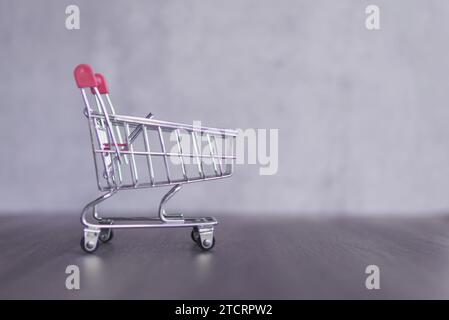 Immagine di primo piano del carrello rosso con spazio per le copie per il testo. Concetto di business e shopping. Foto Stock