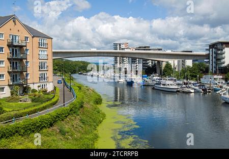 Il fiume Ely che separa Cardiff da Penarth e mostra sia gli ormeggi al porticciolo per le barche che le torri di alloggio vicino al fiume Foto Stock