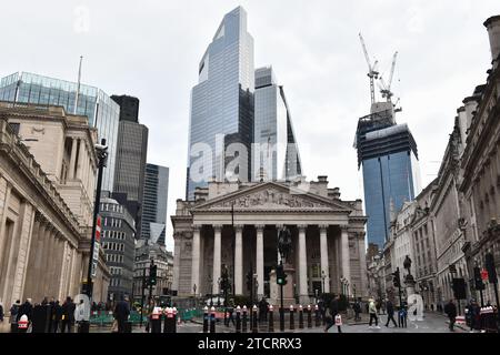 Londra, Inghilterra, Regno Unito. 14 dicembre 2023. Una vista della Banca d'Inghilterra vista da Bank Junction. La Bank of England si è impegnata a sostenere un tasso di interesse alto a 15 anni a causa di persistenti preoccupazioni in materia di inflazione, con aspettative per l'annuncio mantenere il tasso base al 5,25% (Credit Image: © Thomas Krych/ZUMA Press Wire) SOLO USO EDITORIALE! Non per USO commerciale! Crediti: ZUMA Press, Inc./Alamy Live News Foto Stock