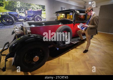 Londra Regno Unito. 14 dicembre 2023. Una carrozza Rolls-Royce Phantom II Weymann Saloon del 1930 di H J Mulliner stima: £ 30.000-£ 40.000. Una gamma di auto da collezione che abbraccia tutte le epoche, dalle auto vittoriane alle supercar del XXI secolo, negli ultimi 10 anni a Bonhams. La vendita di auto da collezione Bonhams Important si svolge il 15 dicembre. Crediti: amer ghazzal/Alamy Live News . Foto Stock