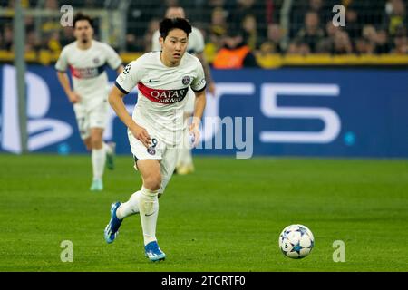 Lee Kang-in del PSG durante la partita di calcio del gruppo F di UEFA Champions League tra Borussia Dortmund e Paris Saint-Germain il 13 dicembre 2023 al Signal Iduna Park di Dortmund, Germania - foto Jean Catuffe / DPPI Foto Stock