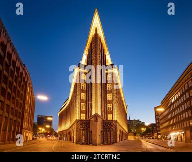 Strada nel centro di Amburgo e edificio Chilehaus di notte - Amburgo, Germania. Foto di alta qualità. Foto Stock