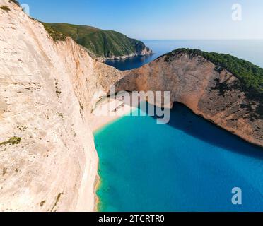 Spiaggia di Navagio, famoso paesaggio sospeso dell'isola di Zante con la spiaggia dei naufragi, Grecia. Foto con drone aereo di alta qualità Foto Stock