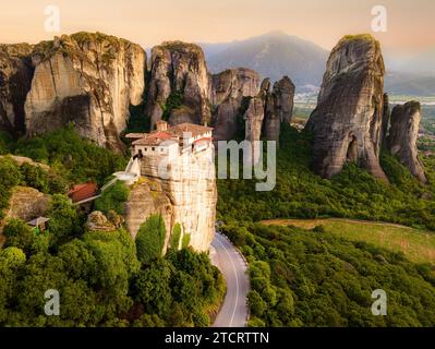 L'affascinante alba di Meteora: Esplora i luoghi di interesse dell'UNESCO. Foto di alta qualità del famoso monastero volante in Grecia Foto Stock