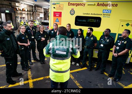 Il segretario della salute ombra laburista Wes Streeting incontra il personale, durante una visita alla London Ambulance Station a Waterloo, nel centro di Londra. Data immagine: Giovedì 14 dicembre 2023. Foto Stock