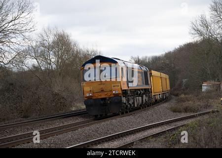 Locomotiva diesel GBRf classe 66 n. 66732 che tira un treno merci, Warwickshire, Inghilterra, Regno Unito Foto Stock