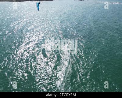 Kite Surfer Saint Marlo France vista aerea con droni a volo d'uccello Foto Stock