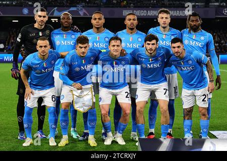 I giocatori del Napoli si mettono in posa per una foto di squadra durante la partita di calcio di Champions League Group C tra SSC Napoli e SC Braga allo stadio Diego Armando Maradona di Napoli (Italia), 12 dicembre 2023. Foto Stock