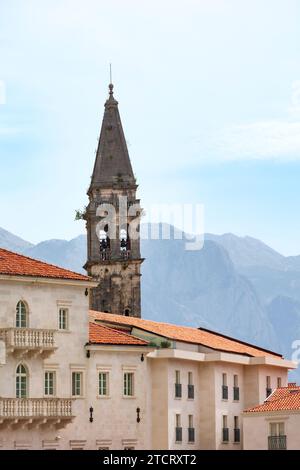 Perast, Montenegro Campanile della Chiesa di San Nicholas tra le vecchie case Foto Stock