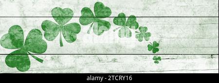 Sfondo del giorno di St Patricks. Shamrock su uno sfondo di legno verde chiaro. Decorazione per St. Patrick's Day. Design banner Foto Stock